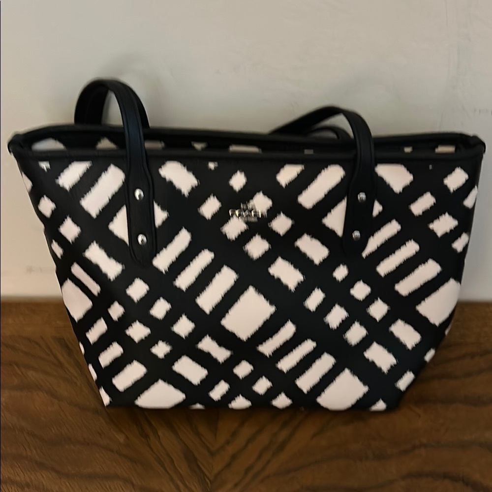 Black and White Tote Bag small tote. EUC. Cat friendly, non smoking home.